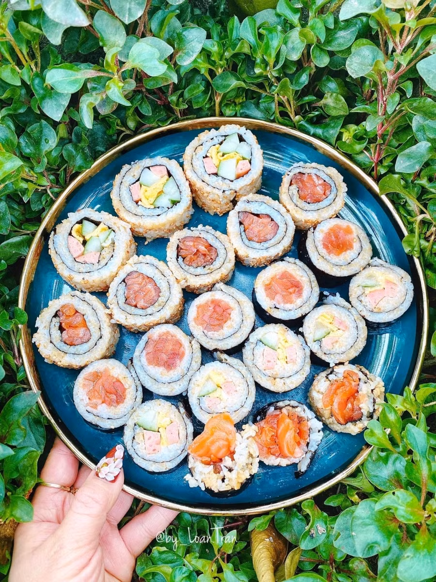 Cơm cuộn cá hồi muối.