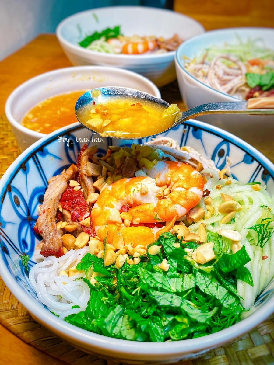 Bún trộn đổi gió, có thể trộn cùng thịt xíu, tôm, bò xào, vịt nướng, thịt nướng đều ngon.