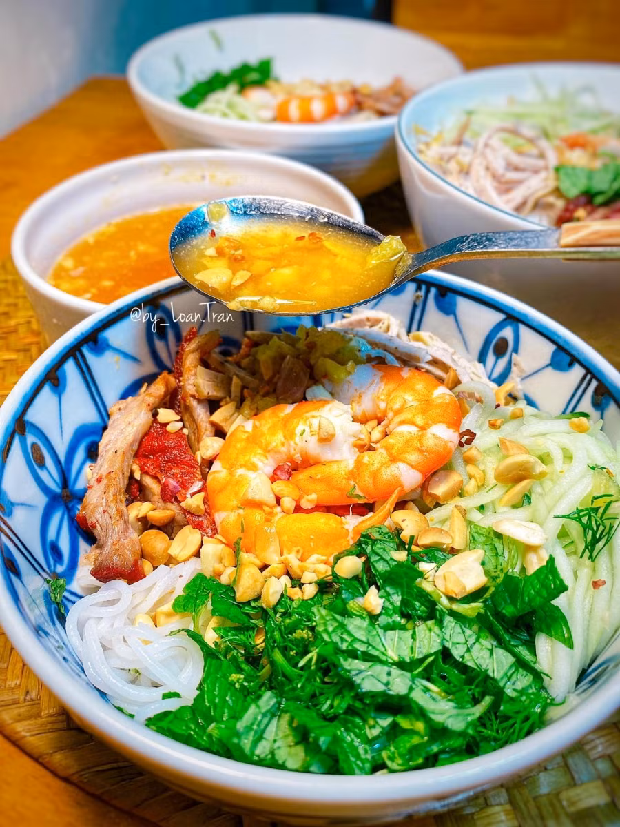 Bún trộn đổi gió, có thể trộn cùng thịt xíu, tôm, bò xào, vịt nướng, thịt nướng đều ngon.