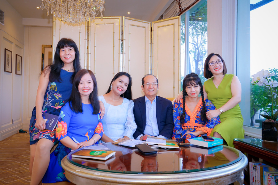 Thầy thuốc ưu tú - Dược sĩ Trần Tựu (giữa) cùng Nhóm Nữ dịch giả Hà Nội. Thầy thuốc ưu tú - Dược sĩ Trần Tựu (giữa) cùng Nhóm Nữ dịch giả Hà Nội.