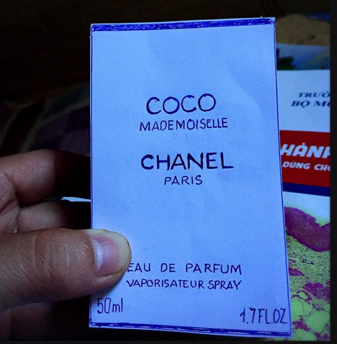 Lọ nước hoa "mang tính chất minh họa" - món quà được nhiều chàng trai mách nước nhau trên mạng. Lọ nước hoa "mang tính chất minh họa" - món quà được nhiều chàng trai mách nước nhau trên mạng.