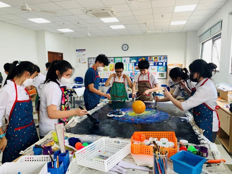 Học sinh Phenikaa School làm việc nhóm trong lớp mỹ thuật Học sinh Phenikaa School làm việc nhóm trong lớp mỹ thuật