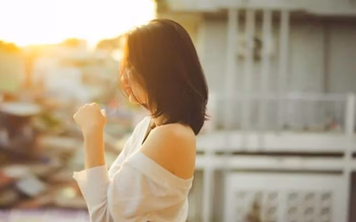 Tình cũ của chồng nhắn tin, vợ xử lý tinh quái khiến chồng tự giác “xin hàng"