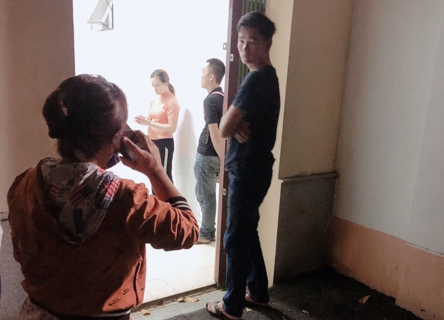 Người nhà nạn nhân lo lắng tại bệnh viện - Ảnh: ĐT Người nhà nạn nhân lo lắng tại bệnh viện - Ảnh: ĐT