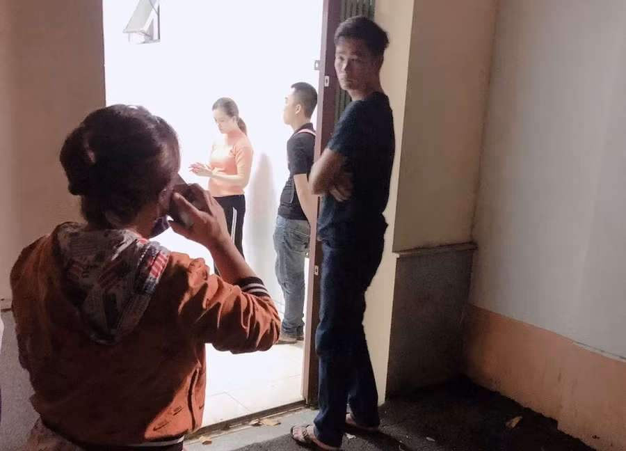 Người nhà nạn nhân lo lắng tại bệnh viện - Ảnh: ĐT