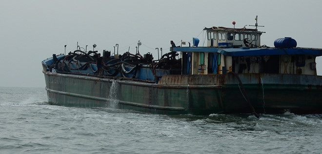 Những tàu hút ngàn tấn khai thác cát lậu trên biển Cần Giờ. Hình ảnh PV Thanh Niên ghi lại trong nhiều lần điều tra “cát tặc” thời gian qua Ảnh: Công Nguyên