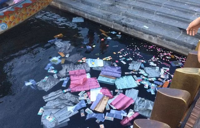 Xử phạt 3 triệu đồng người rải vàng mã xuống sông Hương - 1