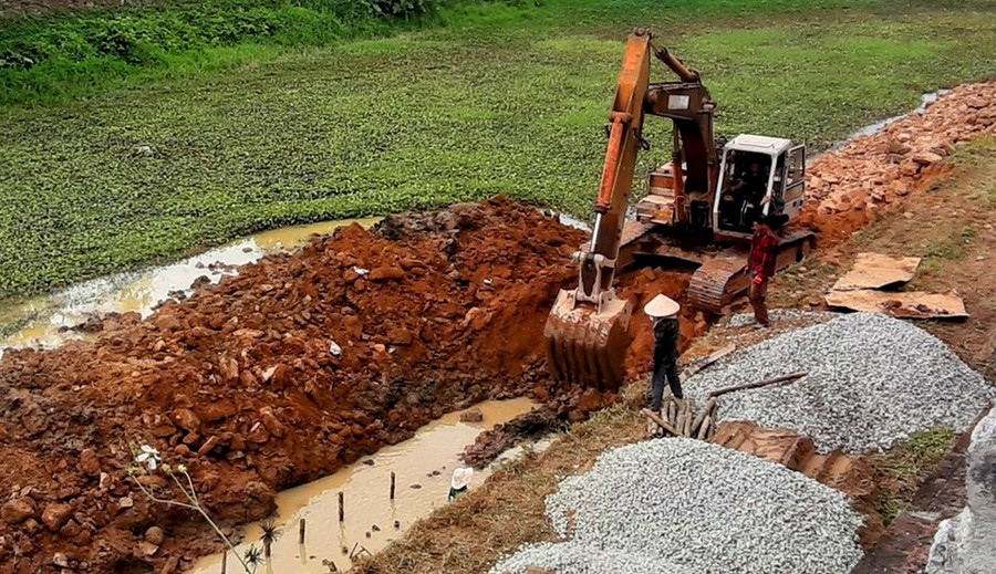 Trước đó đơn vị thi công đưa cả xe cơ giới vào thực hiện trùng tu tôn tạo như kiểu làm mới, phá nát Hộ Thành hào Trước đó đơn vị thi công đưa cả xe cơ giới vào thực hiện trùng tu tôn tạo như kiểu làm mới, phá nát Hộ Thành hào