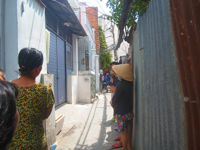 vụ sát hại nữ sinh 19 tuổi: tìm thấy xe máy của nghi phạm ở bờ kênh hình 8 vu sat hai nu sinh 19 tuoi: tim thay xe may cua nghi pham o bo kenh hinh 8