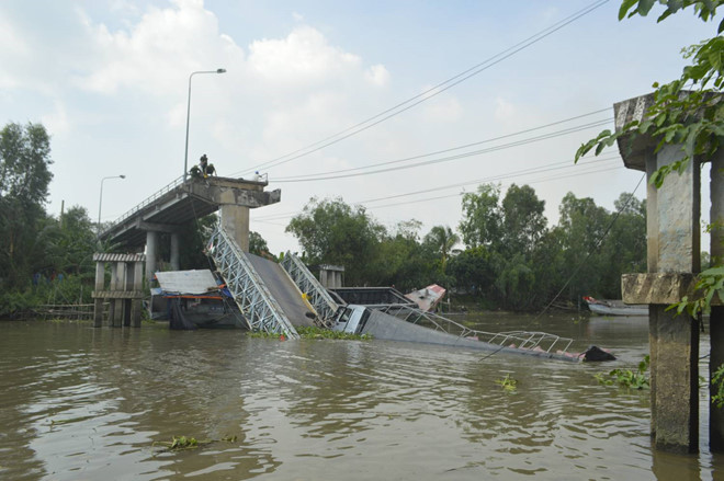 Sập cầu Tân Nghĩa, tuyến huyện lộ Tân Nghĩa - Gáo Giồng bị tê liệt - ảnh 1