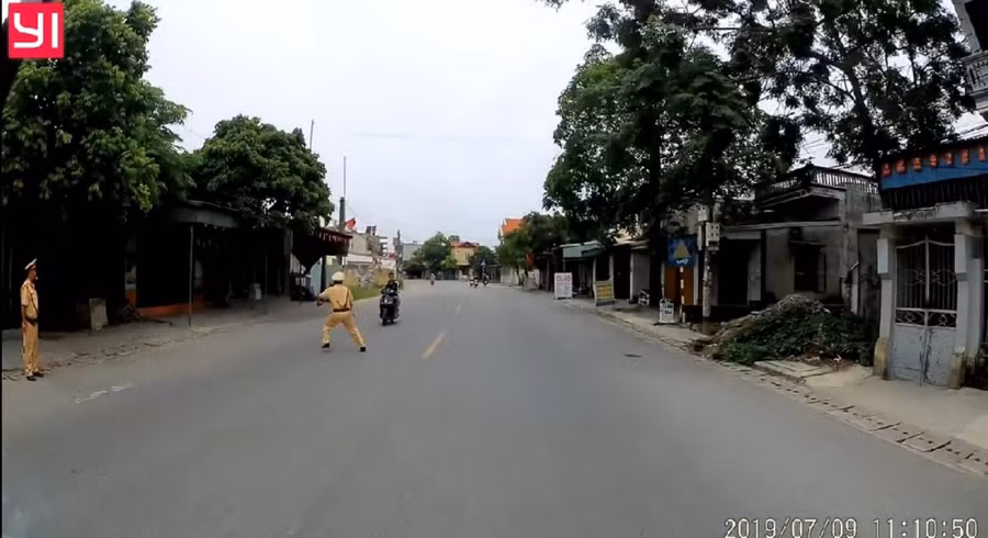 Bị xe máy lao như bay hất văng lên không trung, chiến sỹ CSGT Hải Phòng nguy kịch 