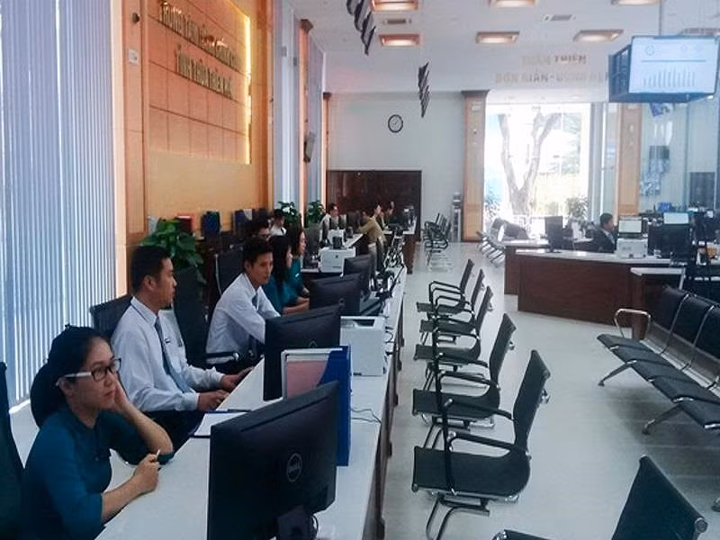 Cấm viên chức đeo tai nghe trong giờ làm - ảnh 1