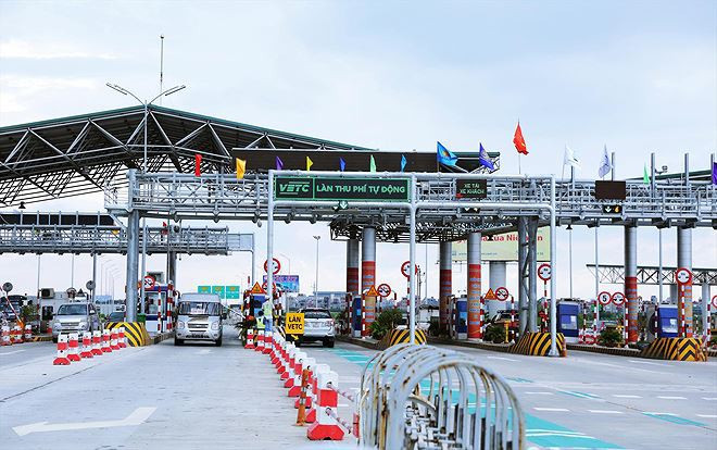 Lái xe nộp tiền mặt vào làn thu phí tự động sẽ phạt đến 1,2 triệu đồng - Ảnh 1. Lái xe nộp tiền mặt vào làn thu phí tự động sẽ phạt đến 1,2 triệu đồng - Ảnh 1.