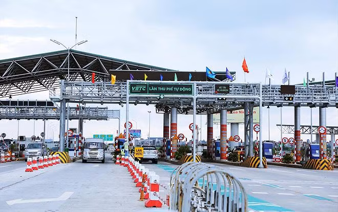 Lái xe nộp tiền mặt vào làn thu phí tự động sẽ phạt đến 1,2 triệu đồng - Ảnh 1.