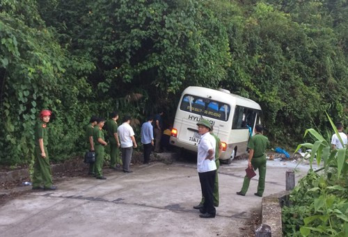 Xe khách tông vào vách núi, 18 người bị thương. Ảnh:V.A 18 người trên xe khách bị thương sau khi ôtô khách va vào vách núi. Ảnh: V.A