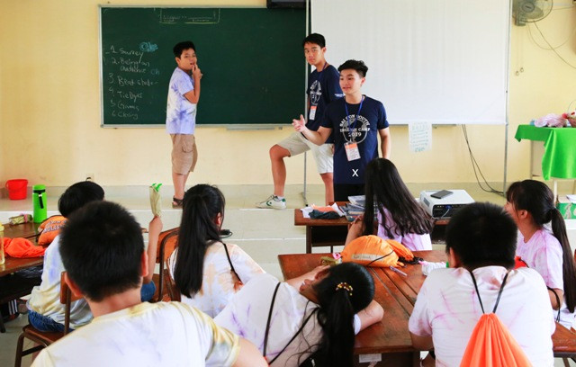 Tình nguyện viên Vương Thanh Tùng (X) hướng dẫn các bạn trại sinh một trò chơi tiếng Anh
