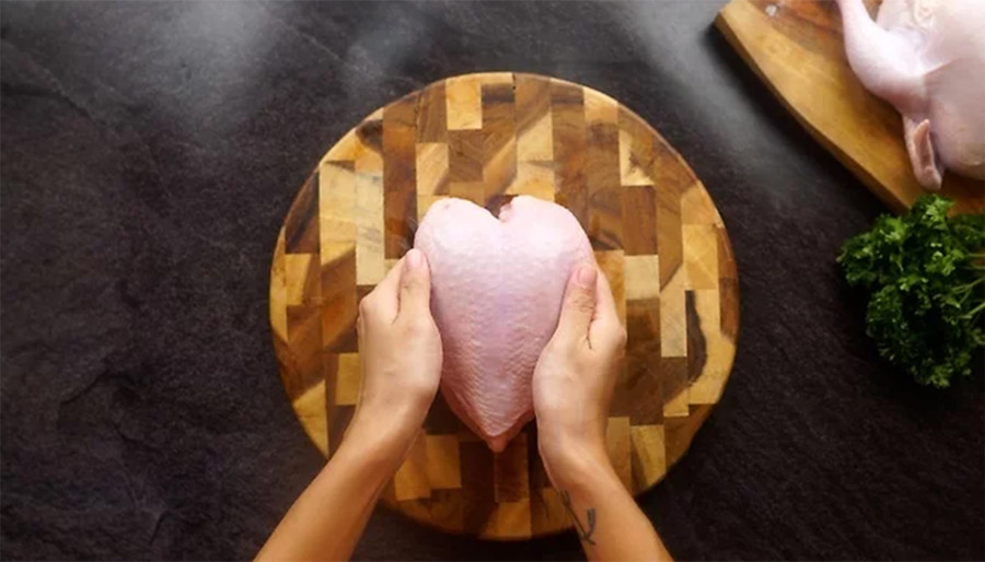 Tự lọc xương ức gà tại nhà giúp bạn tiết kiệm chi phí. (Ảnh: ITN).