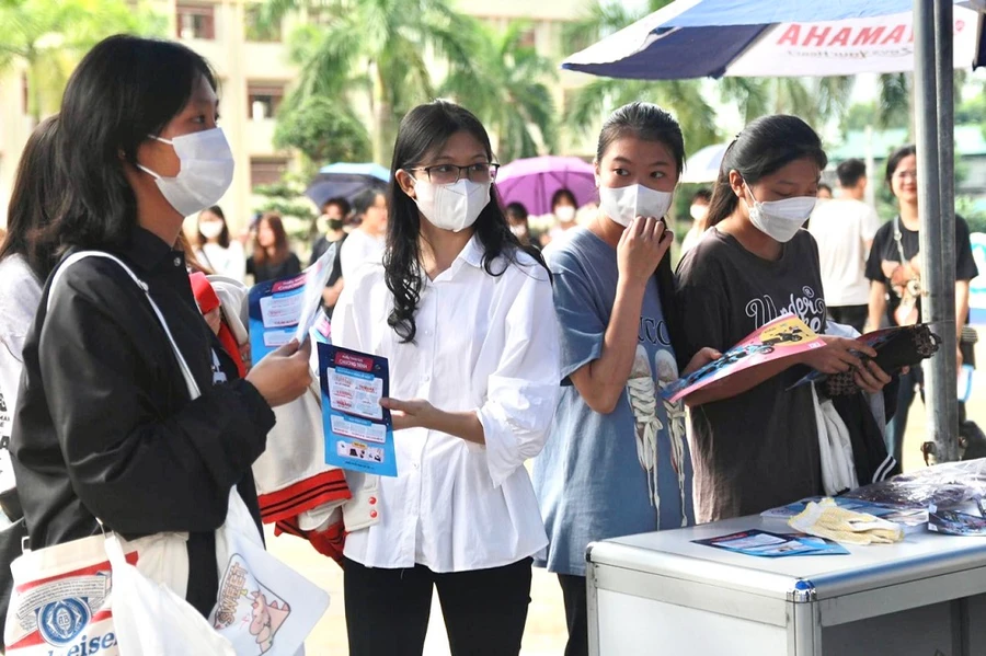 Đồng hành cùng sinh viên trong công tác hướng nghiệp.