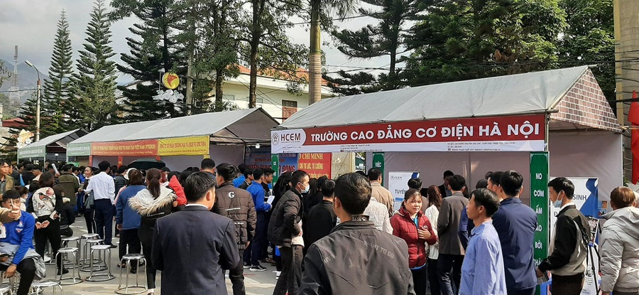 Ngày hội tư vấn giới thiệu việc làm thu hút trên 1000 người tham dự.