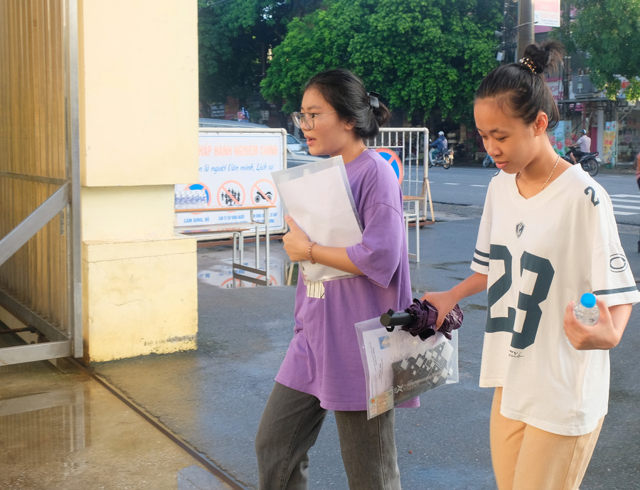Nhiều thí sinh tại Thanh Hóa đến điểm thi rất sớm. Nhiều thí sinh tại Thanh Hóa đến điểm thi rất sớm.