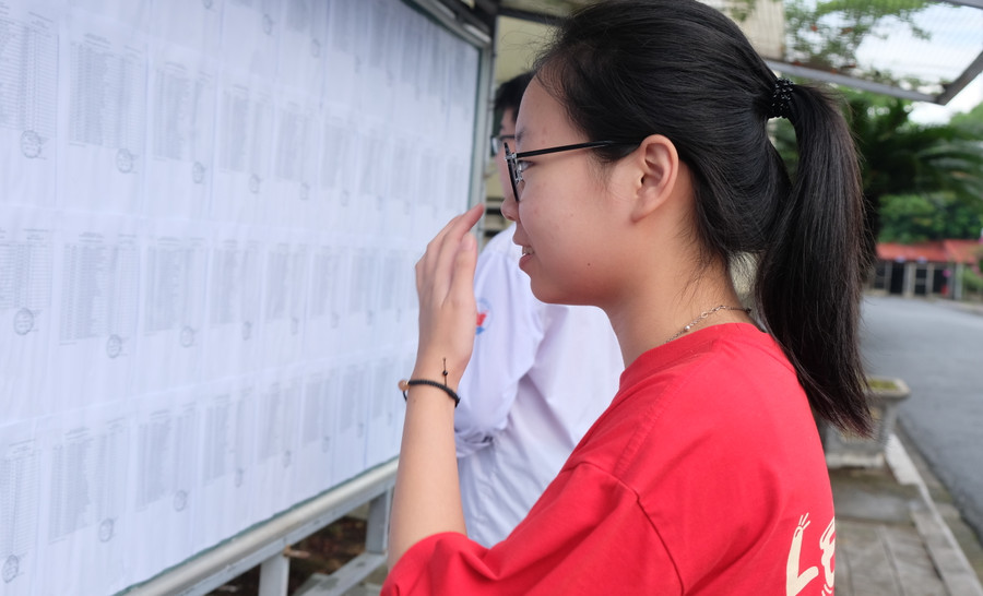 Thí sinh tranh thủ xem lại thông tin cá nhân. Thí sinh tranh thủ xem lại thông tin cá nhân.