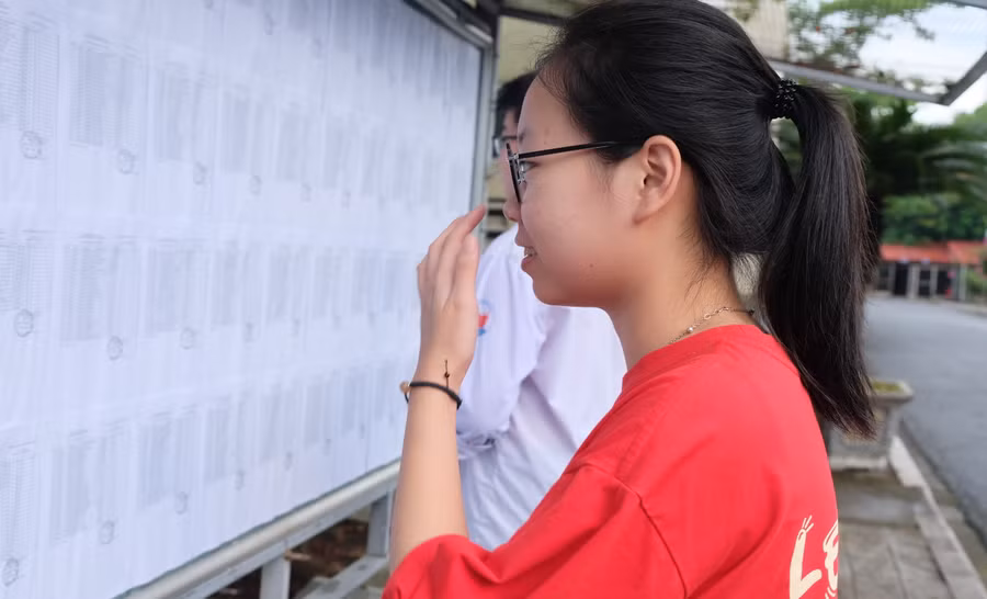 Thí sinh tranh thủ xem lại thông tin cá nhân.