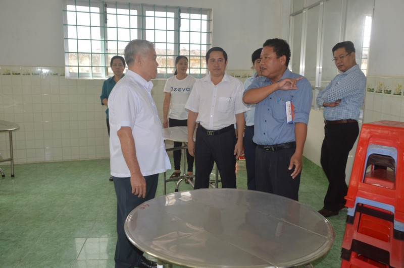 Kiểm tra bếp ăn của trường THPT DTNT Huỳnh Cương