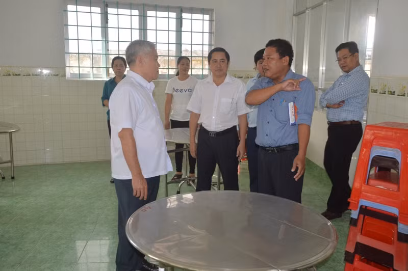 Kiểm tra bếp ăn của trường THPT DTNT Huỳnh Cương