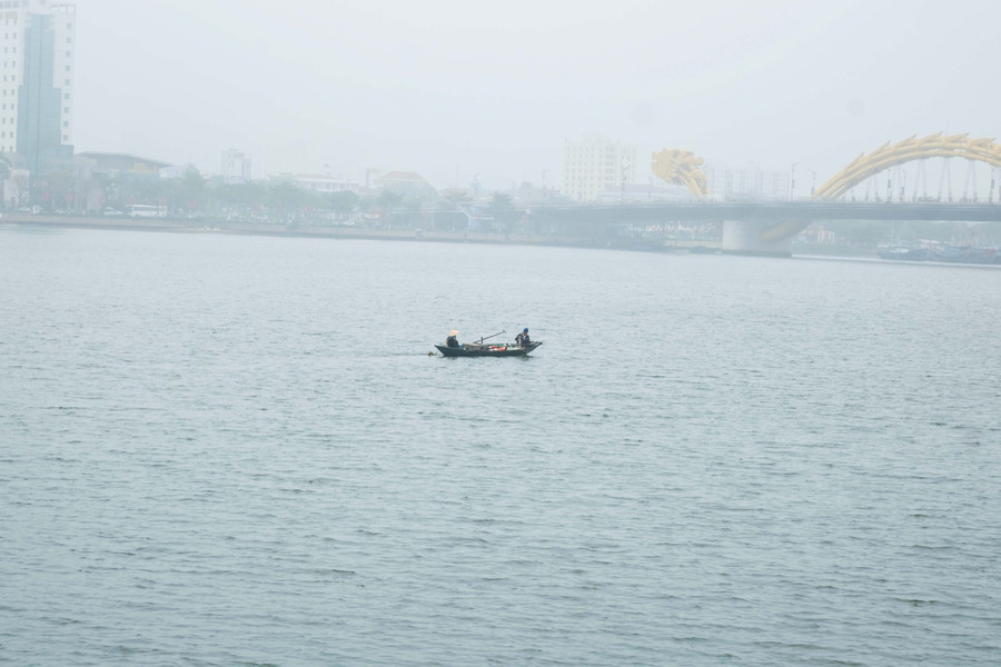 Những chiếc thuyền nhỏ trên dòng sông Hàn.
