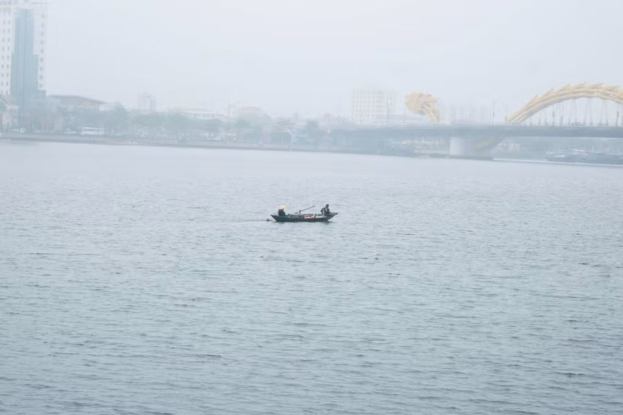 Những chiếc thuyền nhỏ trên dòng sông Hàn.