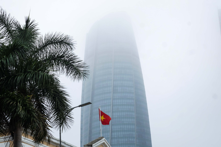 Tòa nhà trung tâm hành chính bị sương che mờ.