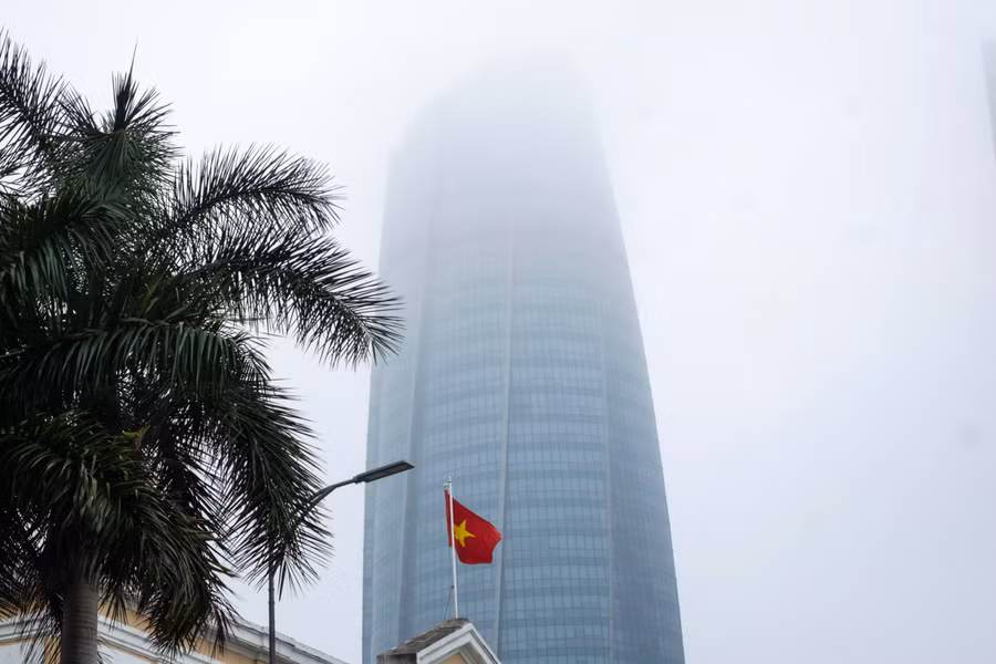 Tòa nhà trung tâm hành chính bị sương che mờ.
