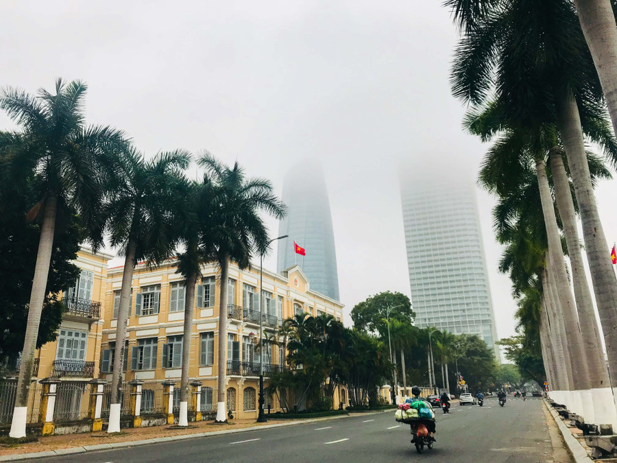 Đường phố Đà Nẵng huyền ảo trong làn sương.