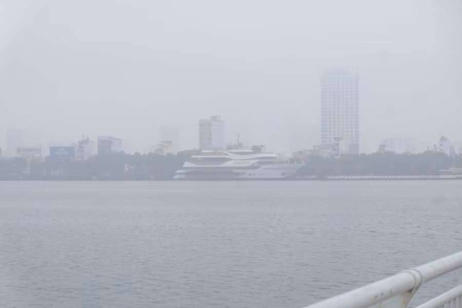 Từ bờ Tây nhìn sang bờ Đông của sông Hàn.