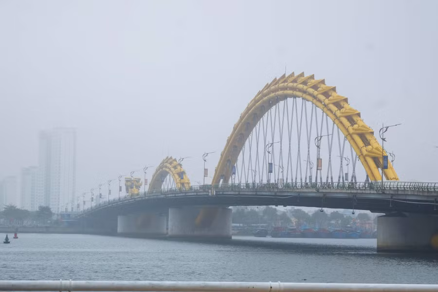 Cầu Rồng mờ ảo trong sương mai.