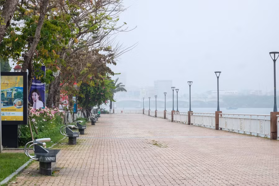 Không gian đi bộ trên đường Bạch Đằng.