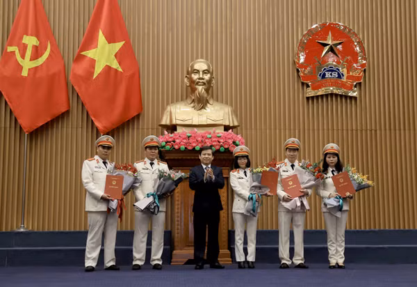 Công bố quyết định của Chủ tịch nước về công tác cán bộ ảnh 1