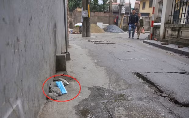 Vut khau trang ra via he, duong pho co the bi phat den 7 trieu dong hinh anh 9