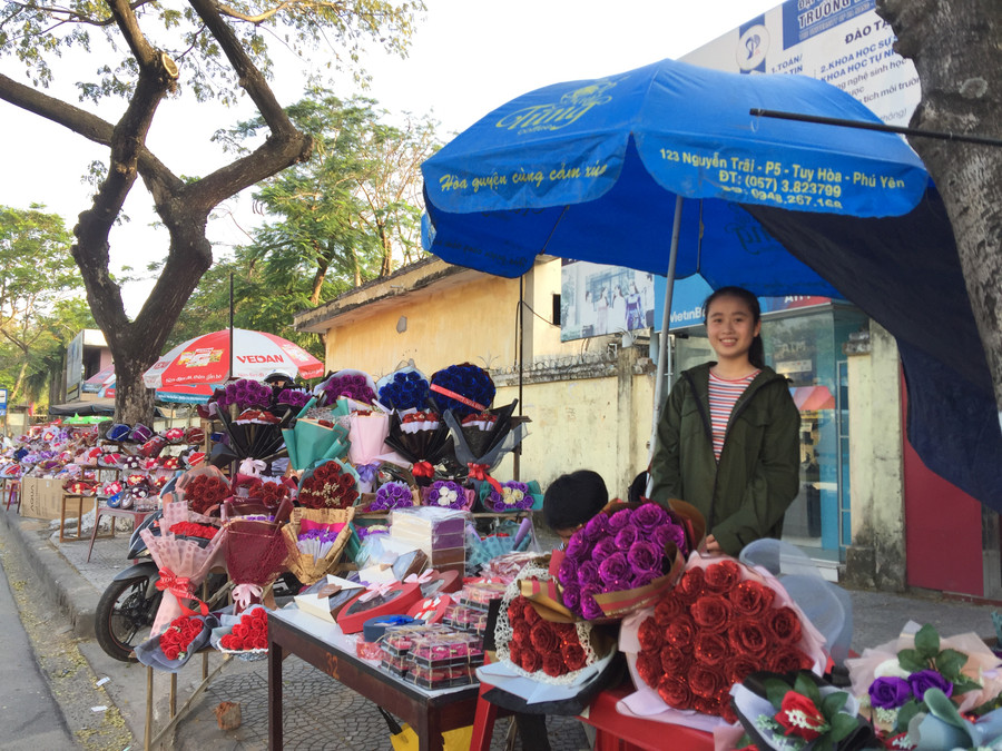 Năm nay không có hoa tươi mà thay vào đó là hoa sáp và hoa giấy để giữ được lâu.