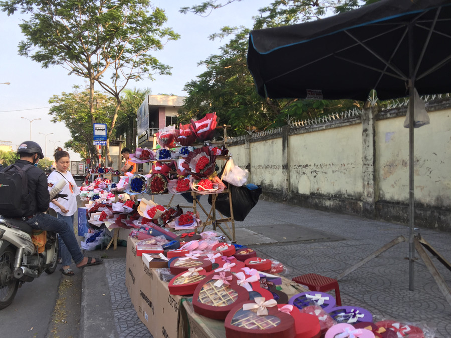 Giá cả không biến động nhưng lượng khách giảm đi nhiều.