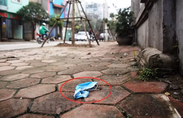 Vứt khẩu trang ra vỉa hè, đường phố có thể bị phạt đến 7 triệu đồng