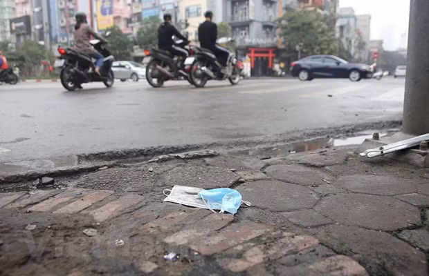 Vut khau trang ra via he, duong pho co the bi phat den 7 trieu dong hinh anh 10