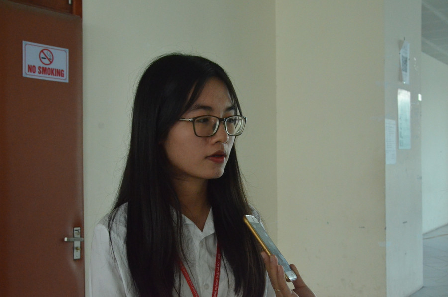 Nữ thủ khoa chia sẻ kinh nghiệm học các môn Khối C. Ảnh: Chí Tín