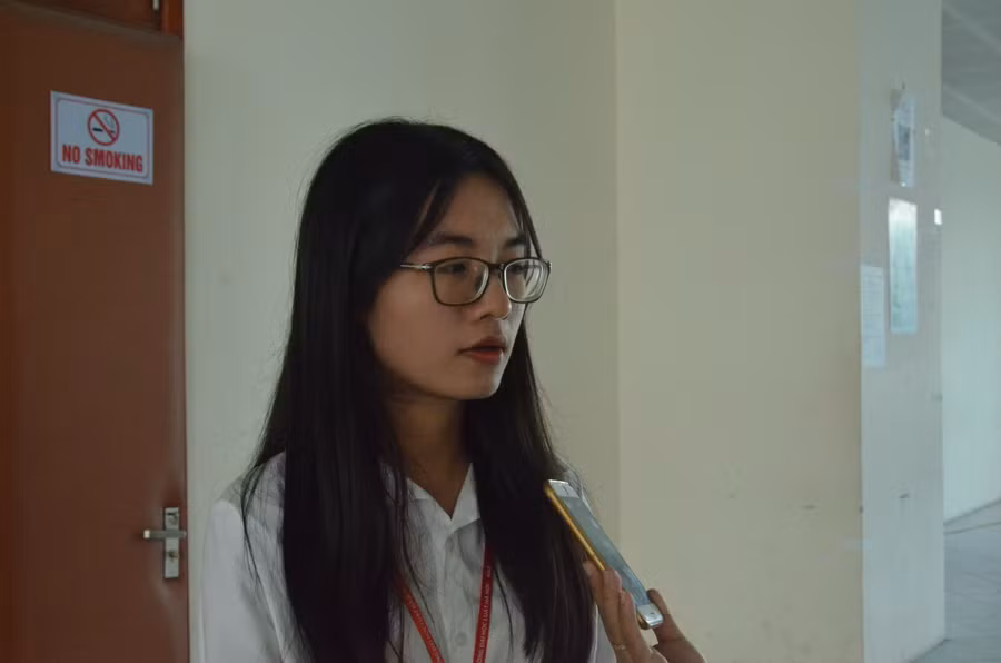 Nữ thủ khoa chia sẻ kinh nghiệm học các môn Khối C. Ảnh: Chí Tín