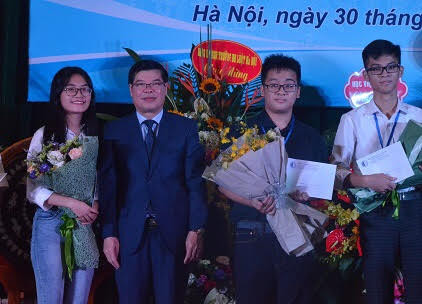 Phùng Thu Phương nhận học bổng trong lễ khai giảng năm học mới của trường ĐH Luật Hà Nội. Ảnh: Chí Tín