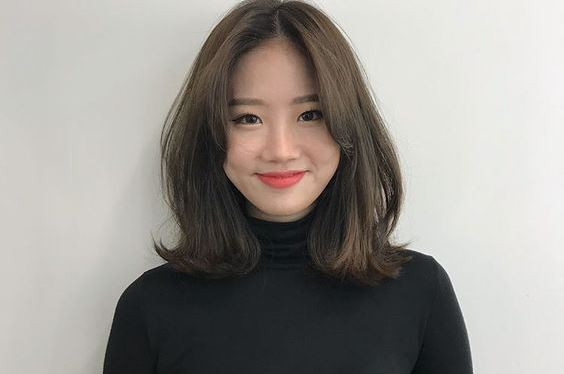 Tóc bob cũng thường được đảo ngôi 1:3 hoặc ngôi giữa kết hợp mái hất để vẻ ngoài nhìn không bị nhàm chán.