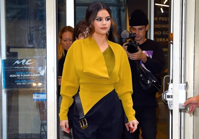 Mới đây, Selena Gomez gây chú ý cho truyền thông khi ra đường với chiếc thắt lưng chưa được cài, hứa hẹn sẽ trở thành xu hướng tiếp theo của các tín đồ thời trang. Ảnh: Getty.