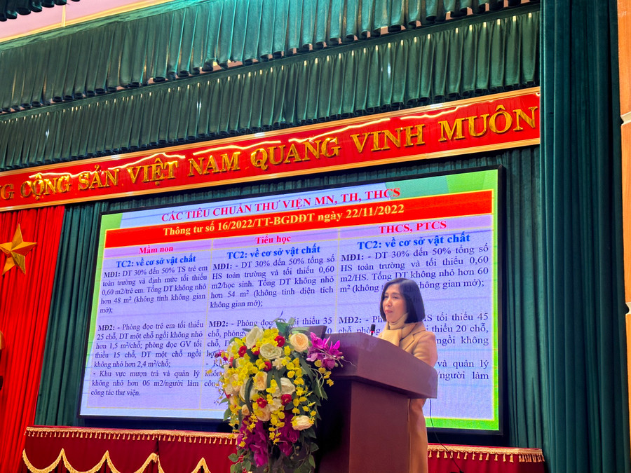 Bà Đặng Thị Kim Tuyến - Phó Trưởng Phòng GD&ĐT Ba Vì nêu bật vai trò của công tác thư viện trường học.