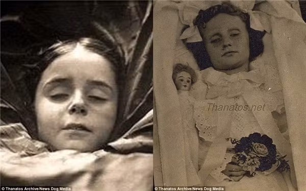 Bức ảnh này được chụp ngay sau khi hai cô bé này qua đời không lâu. Cô bé bên phải nằm trong quan tài cùng món đồ chơi em yêu thích thuở còn sống, gương mặt thanh thản như chìm vào giấc ngủ êm ái nhất.