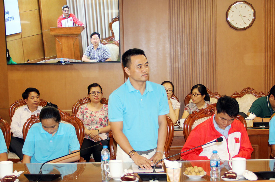 Đại diện đoàn phát biểu tại buổi gặp mặt